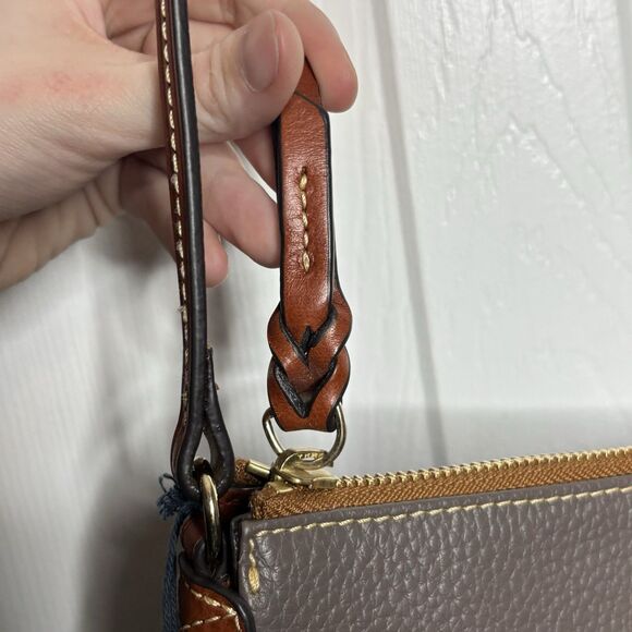NWT Dooney & Bourke Pebbled Leather Taupe Crossbody Bag Brown Trim (OGP $128) - Picture 5 of 5